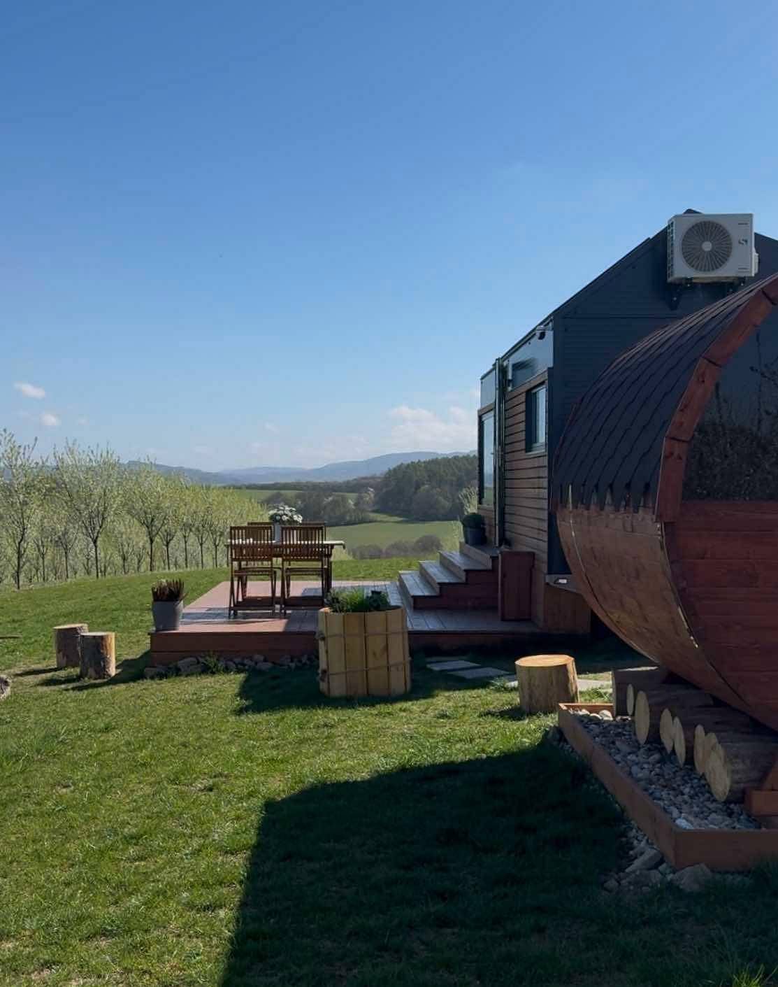 Domek z boku, sauna a výhled do údolí