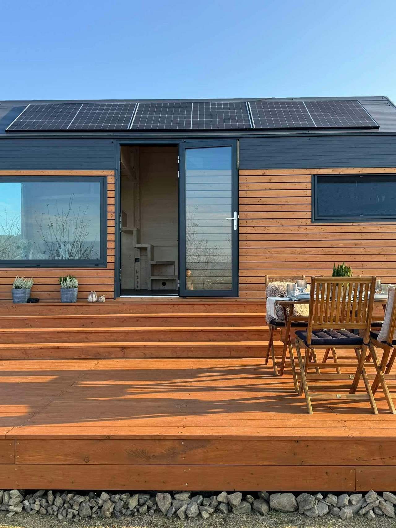 Tiny house s terasou a solárními panely na střeše