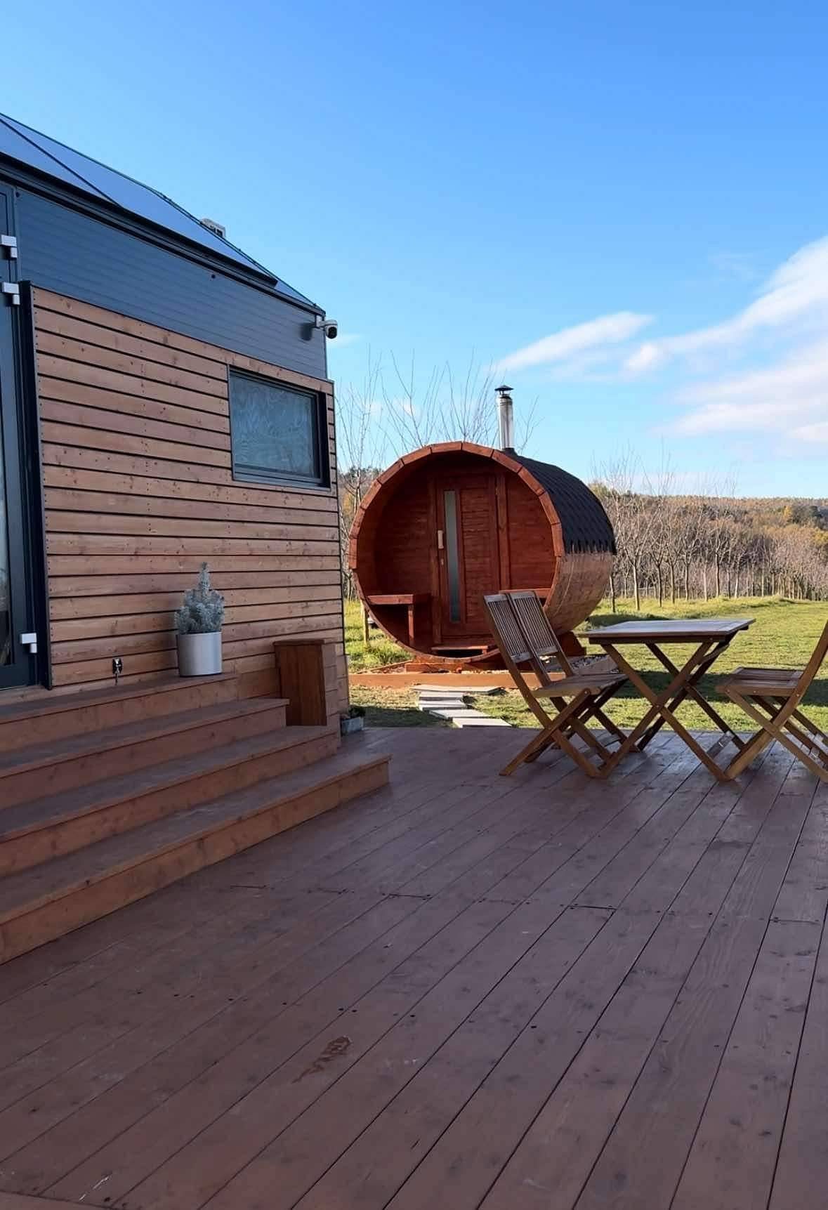 Terasa domku a sauna v pozadí